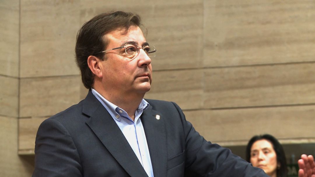 El presidente de la Junta de Extremadura, Guillermo Fernandez Vara, durante el pleno ordinario. El presidente de la Junta de Extremadura, Guillermo Fernandez Vara, durante el pleno ordinario.