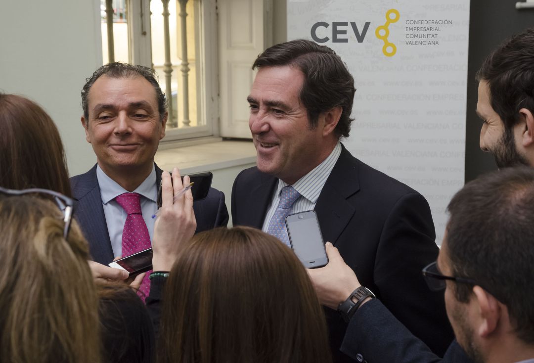 Salvador Navarro (i) y Antonio Garamendi (d), en un acto de la CEV. Salvador Navarro (i) y Antonio Garamendi (d), en un acto de la CEV.