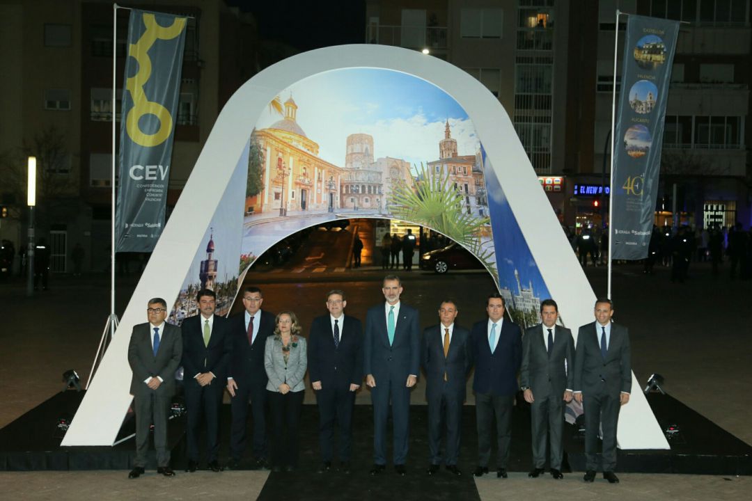 El Rey Felipe VI posa junto con responsables políticos y económicos a la entrada del acto El Rey Felipe VI posa junto con responsables políticos y económicos a la entrada del acto