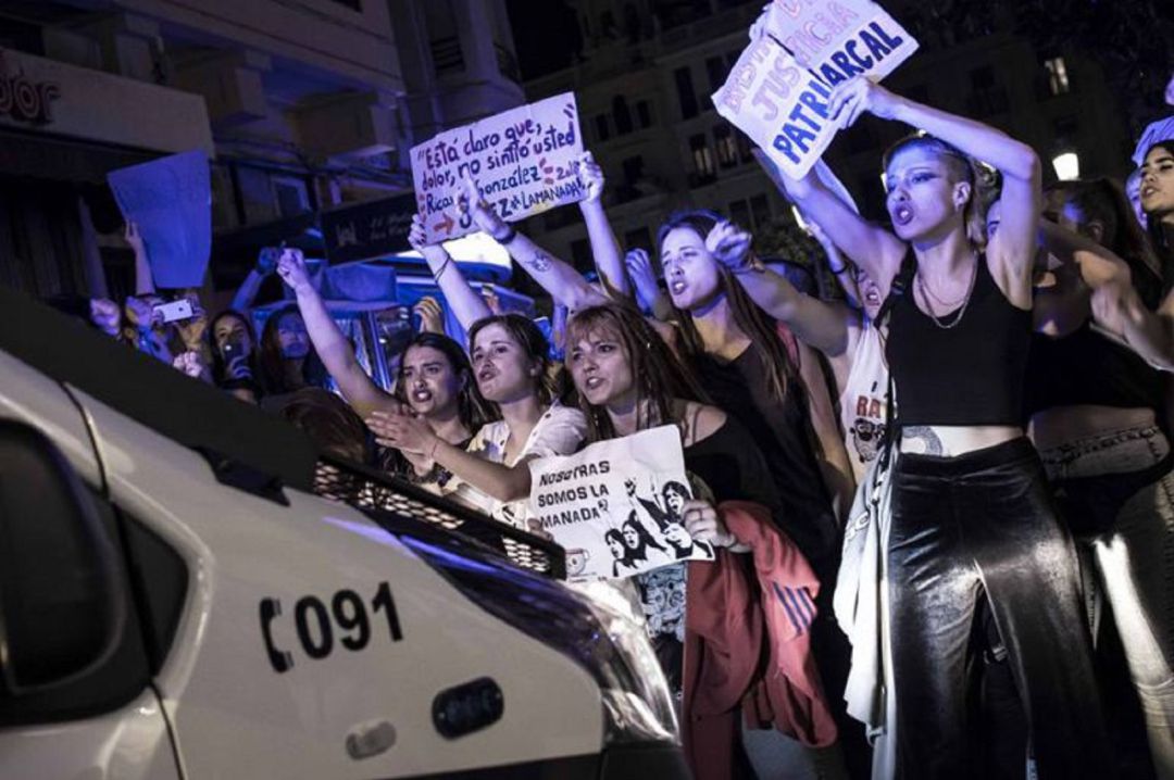 Manifestantes el 26 de abril entre la calle Morería con Cruz Conde Manifestantes el 26 de abril entre la calle Morería con Cruz Conde
