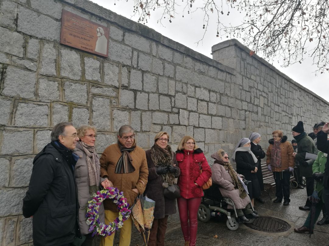 Los sobrinos de D. Antonio Palenzuela posan junto a la placa, que recuerda su figura, en uno de los muros de la residencia de Las Hermanitas de los pobres Los sobrinos de D. Antonio Palenzuela posan junto a la placa, que recuerda su figura, en uno de los muros de la residencia de Las Hermanitas de los pobres