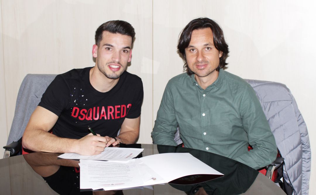 José Alonso e Ibán Andrés firmando en el club. José Alonso e Ibán Andrés firmando en el club.