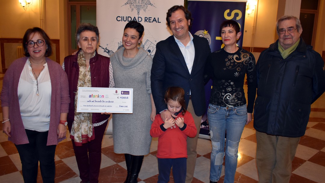 4303,16 euros para Afanion, donados por los miles de visitantes del belén municipal