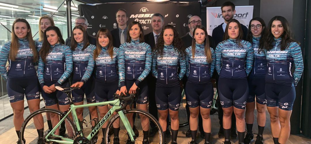 Barriguete, cuarta por la izquierda, es la ciclista más joven de las once que conforman el equipo. Barriguete, cuarta por la izquierda, es la ciclista más joven de las once que conforman el equipo.
