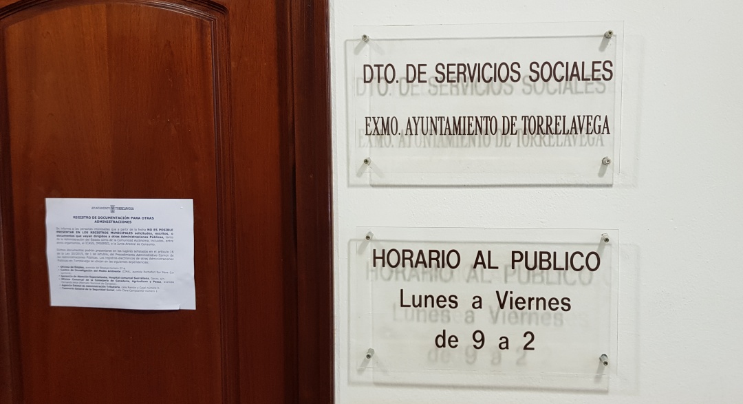 Puerta de la sede central de los servicios sociales Puerta de la sede central de los servicios sociales