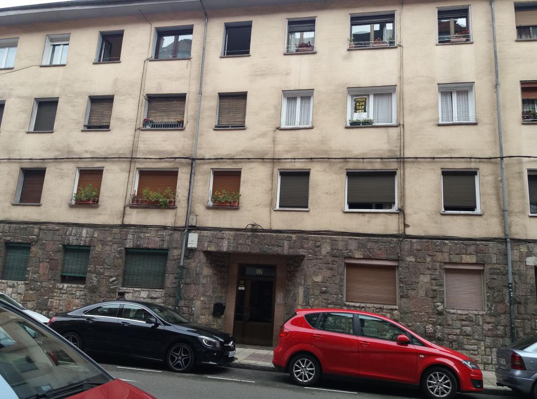 Edificio de la calle Río Narcea de Oviedo en el que vivía la mujer fallecida por inhalación de humo. A la derecha del portal, el número 17, se observaban esta mañana las dos ventanas de la vivienda, un bajo, con las persianas bajadas totalmente. Por una de esas ventanas entró su madre que fue la que la encontró tirada en el pasillo ya muerta. Edificio de la calle Río Narcea de Oviedo en el que vivía la mujer fallecida por inhalación de humo. A la derecha del portal, el número 17, se observaban esta mañana las dos ventanas de la vivienda, un bajo, con las persianas bajadas totalmente. Por una de esas ventanas entró su madre que fue la que la encontró tirada en el pasillo ya muerta.