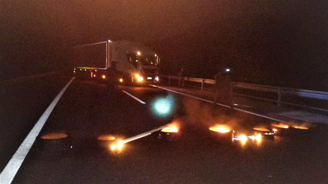 Cortan la AP-66 para exigir que se mantengan abiertas las minas