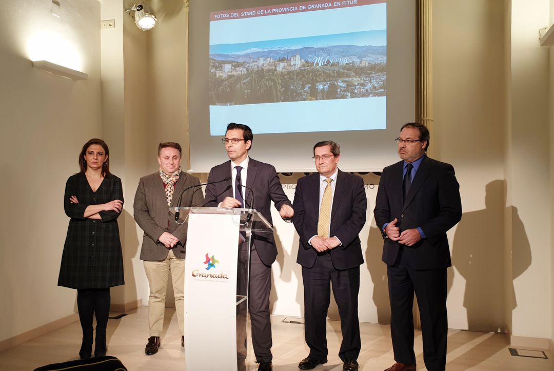 La concejala de Turismo de Granada, el diputado provincial de Turismo, el alcalde de Granada, el presidente de la Diputación y el presidente de la patronal turística provincial en la presentación de la presencia granadina en Fitur 2019 La concejala de Turismo de Granada, el diputado provincial de Turismo, el alcalde de Granada, el presidente de la Diputación y el presidente de la patronal turística provincial en la presentación de la presencia granadina en Fitur 2019