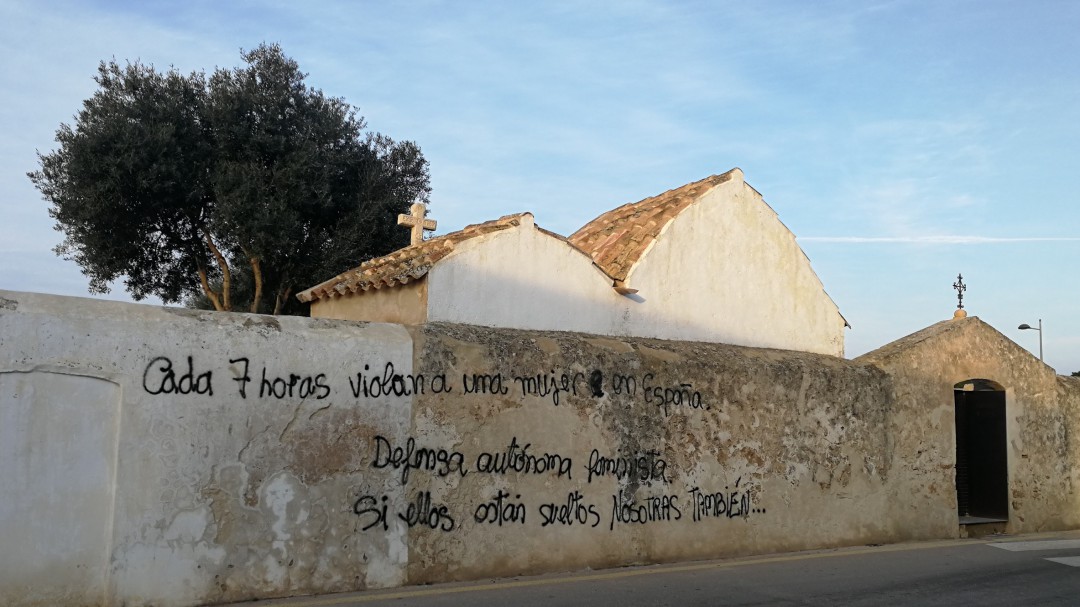 Formentera repara las pinturas reivindicativas de la fachada del antiguo cementerio