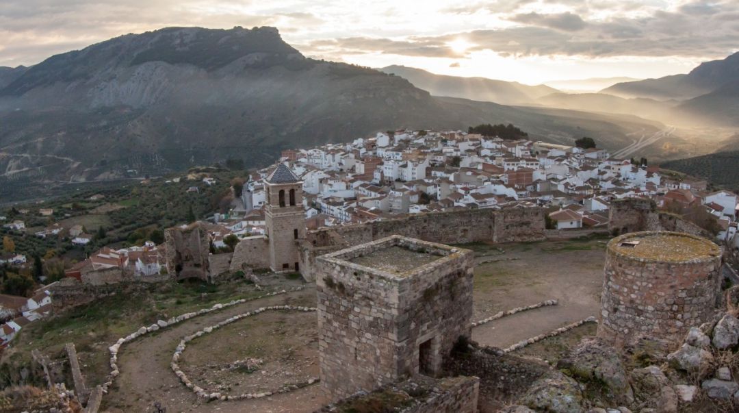 Vista de La Guardia de Jaén, una de las localidades que suben en población, desde su castillo. Vista de La Guardia de Jaén, una de las localidades que suben en población, desde su castillo.