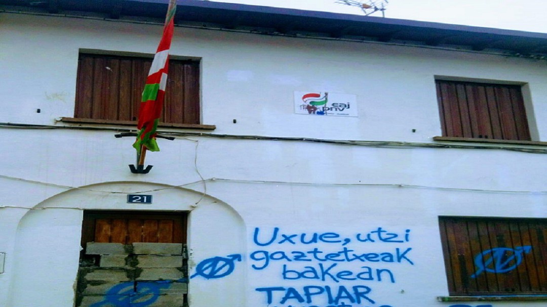 Tapian la puerta del batzoki de Alsasua