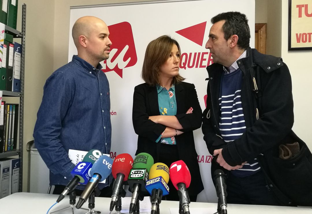 Ángel Galindo (I), junto a la portavoz de la coalición Ana Peñalosa y el abogado Alberto López Villa Ángel Galindo (I), junto a la portavoz de la coalición Ana Peñalosa y el abogado Alberto López Villa