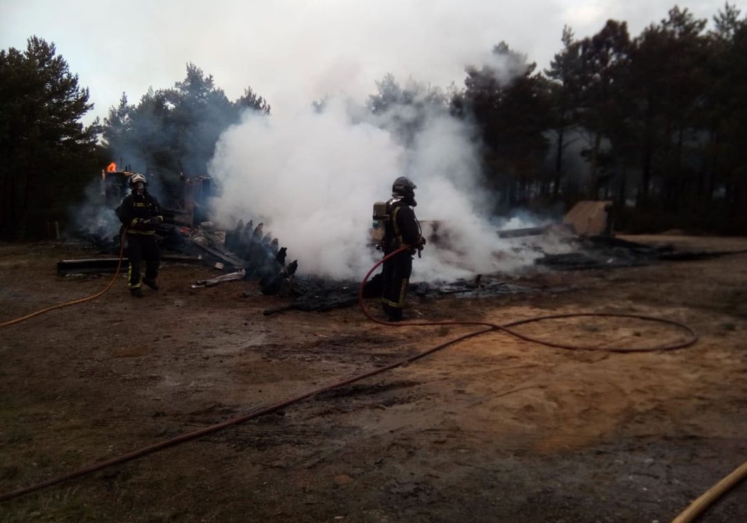 Arde una caseta en el Centro del Lobo de Robledo