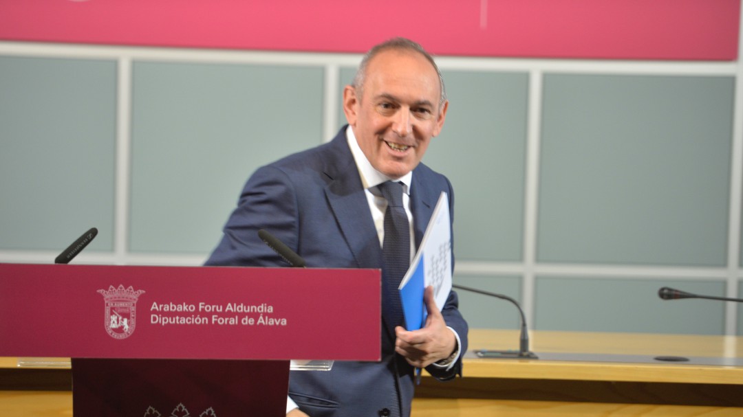 El diputado general acusa a PP y EH Bildu de unirse para castigar a los alaveses