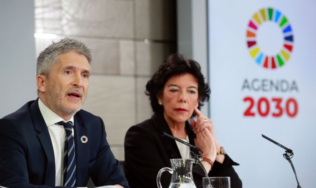 La portavoz del Gobierno, Isabel Celaá y el ministro del Interior, Fernando Grande-Marlaska, durante la rueda de prensa posterior a la reunión del Consejo de Ministros que ha tenido lugar en La Moncloa. La portavoz del Gobierno, Isabel Celaá y el ministro del Interior, Fernando Grande-Marlaska, durante la rueda de prensa posterior a la reunión del Consejo de Ministros que ha tenido lugar en La Moncloa.