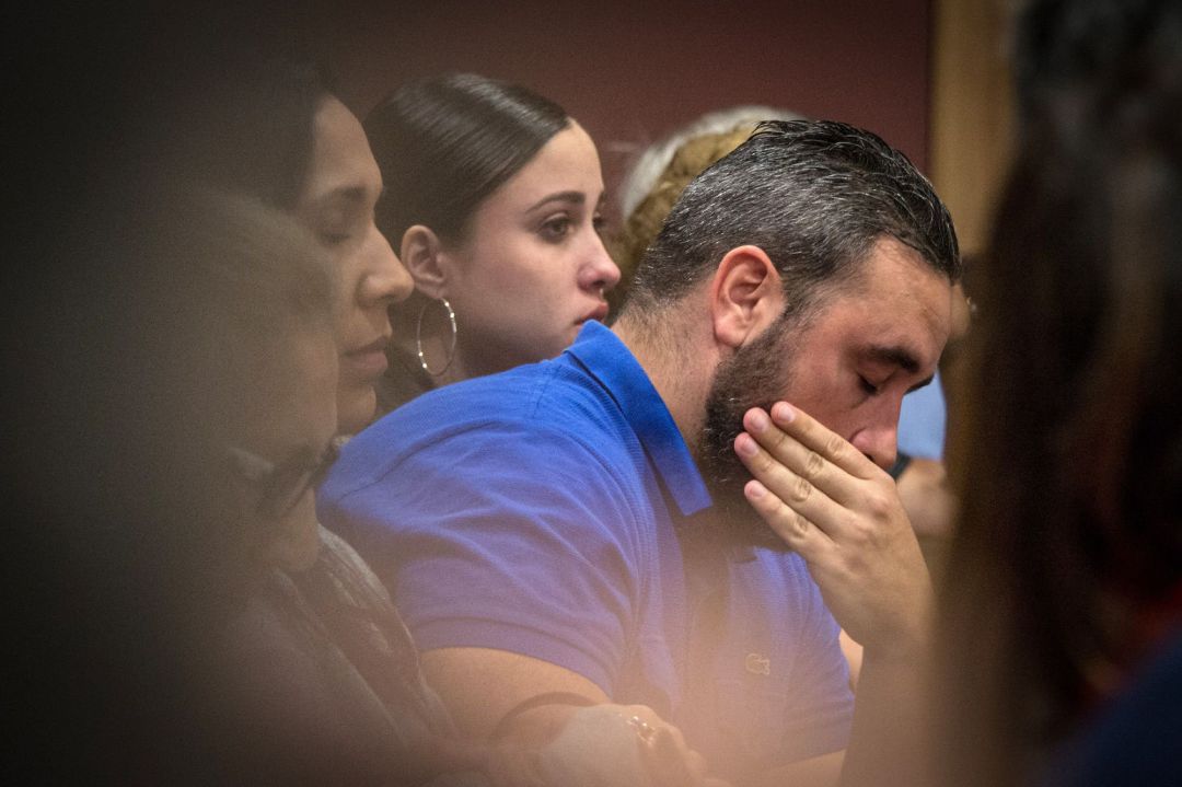 El hermano del ciudadano español-estadounidense Pablo Ibar, Michael, llora tras escuchar el veredicto contra Ibar en una audiencia este sábado en el Tribunal Estatal de Florida, en Fort Lauderdale (EEUU). El hermano del ciudadano español-estadounidense Pablo Ibar, Michael, llora tras escuchar el veredicto contra Ibar en una audiencia este sábado en el Tribunal Estatal de Florida, en Fort Lauderdale (EEUU).