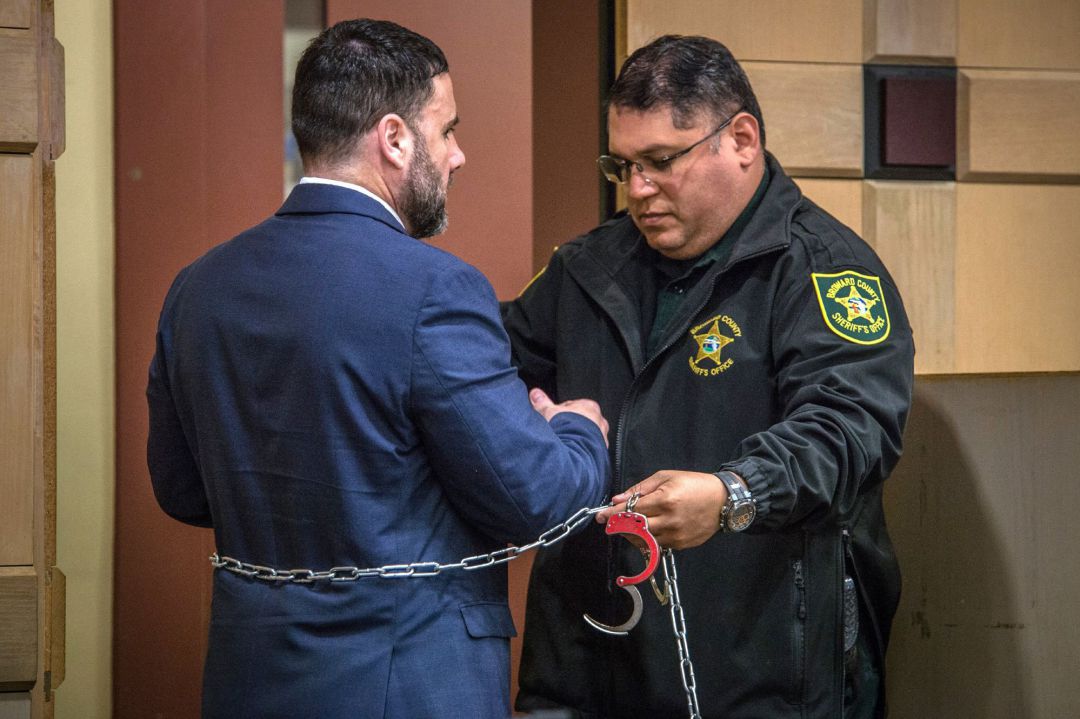 Un agente de la Oficina del Alguacil del Condado de Broward coloca las esposas al hispano-estadounidense Pablo Ibar (i) durante su juicio de hoy, en el tribunal estatal de Florida, en Fort Lauderdale, Florida Un agente de la Oficina del Alguacil del Condado de Broward coloca las esposas al hispano-estadounidense Pablo Ibar (i) durante su juicio de hoy, en el tribunal estatal de Florida, en Fort Lauderdale, Florida