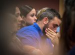 AME9653. MIAMI (ESTADOS UNIDOS), 19/01/2019.- El hermano del ciudadano español-estadounidense Pablo Ibar, Michael, llora luego de escuchar el veredicto contra Pablo en una audiencia este sábado en el Tribunal Estatal de Florida, en Fort Lauderdale (EEUU). Pablo Ibar, acusado de un triple asesinato cometido en Florida (EE.UU.) en 1994, fue declarado hoy "culpable" de los seis cargos que pesaban en su contra. El jurado alcanzó el veredicto unánime de culpabilidad en un tribunal de Fort Lauderdale (al norte de Miami), y lo entregó por escrito al juez encargado del caso, Dennis Bailey, que tendrá ahora que dictar sentencia contra Ibar, para el que la Fiscalía volvió a pedir la pena de muerte. EFE/ Giorgio Viera