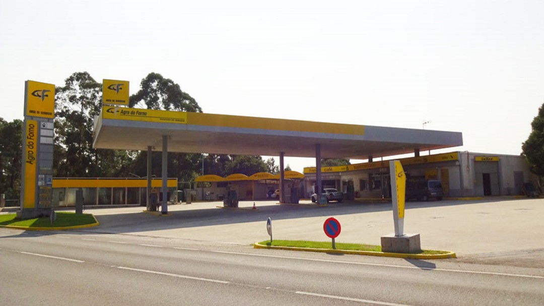 Herido de bala el empleado de una gasolinera de Ribeira durante el atraco al establecimiento