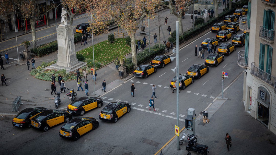 Los taxistas continúan en huelga indefinida en Barcelona tras la reunión con el Govern