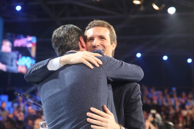El presidente del PP, Pablo Casado, y el presidente de la Junta de Andalucía, Juanma Moreno, se abrazan durante la tercera jornada de la Convención Nacional del PP "España en libertad" El presidente del PP, Pablo Casado, y el presidente de la Junta de Andalucía, Juanma Moreno, se abrazan durante la tercera jornada de la Convención Nacional del PP "España en libertad"