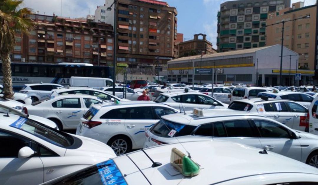 Taxistas de Alicante realizan una concentración en Renfe Taxistas de Alicante realizan una concentración en Renfe