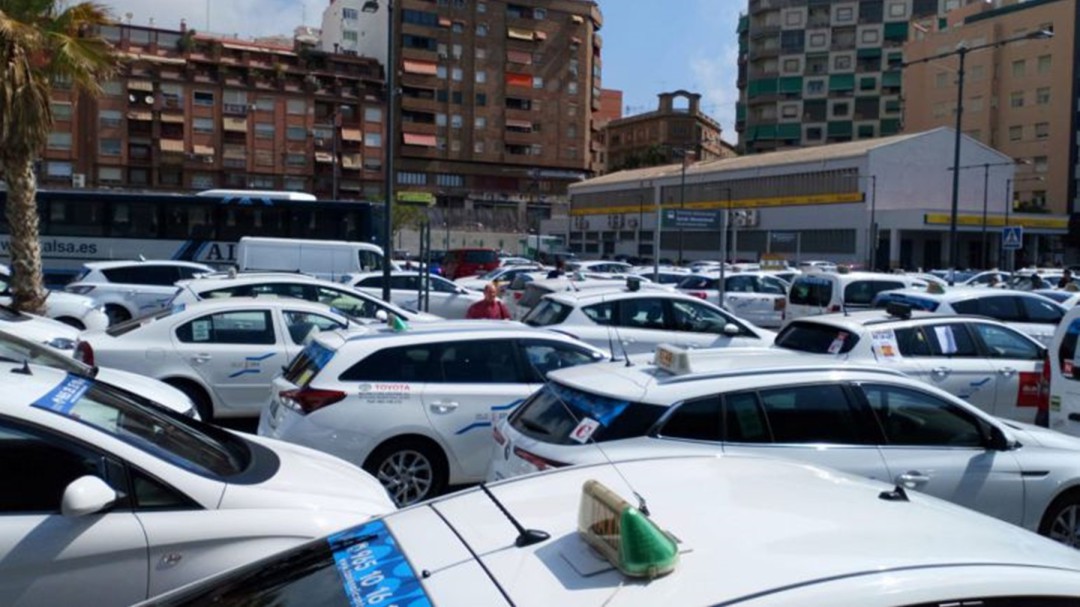 Los taxistas de Alicante no prevén movilizaciones y continuan con las negociaciones con el Consell para regular los VTC