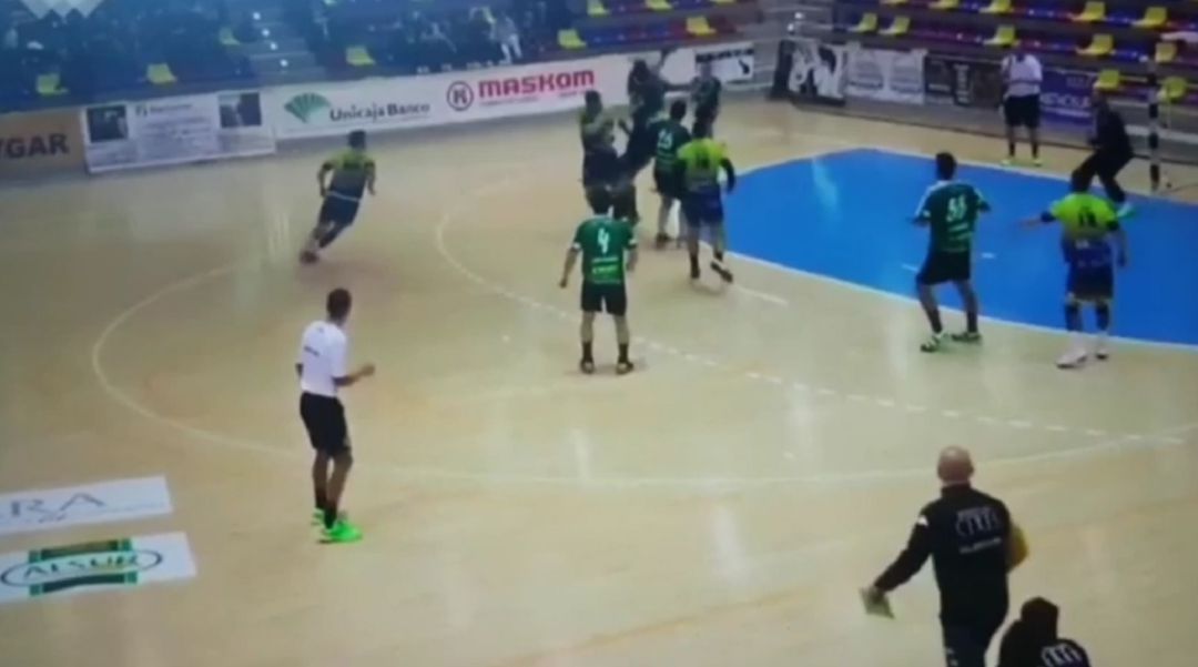 Momento de la acción en la que el atacante antequerano choca con Felipe Souto. Momento de la acción en la que el atacante antequerano choca con Felipe Souto.