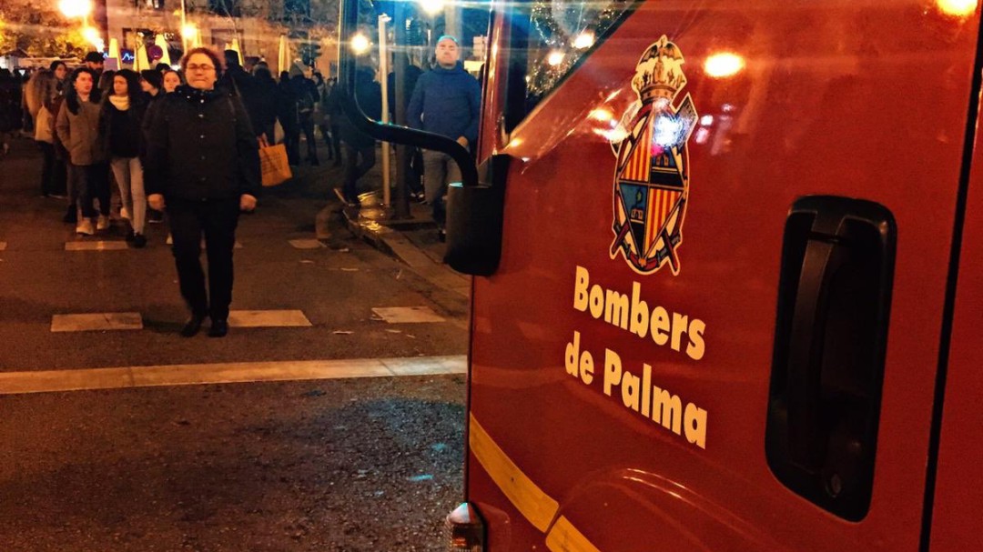 Arden cuatro contenedores y un coche en Playa de Palma