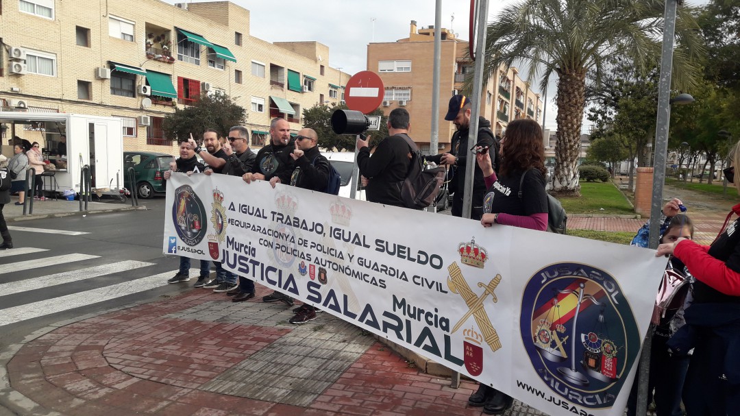Funcionarios de prisiones y Jusapol protestan en el acto de Pedro Sánchez en Murcia