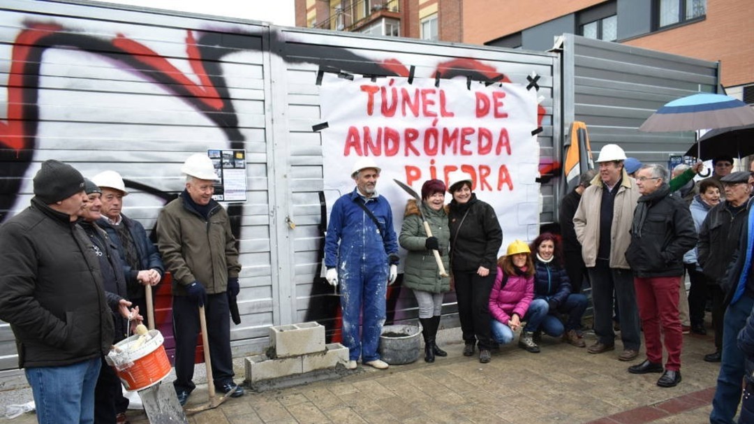 Belén y Pilarica colocan la primera piedra del túnel de Andrómeda para reivindicarse contra el encierro que sufren