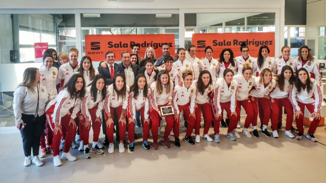 La guardameta Sandra Paños es homenajeada en su regreso a Alicante