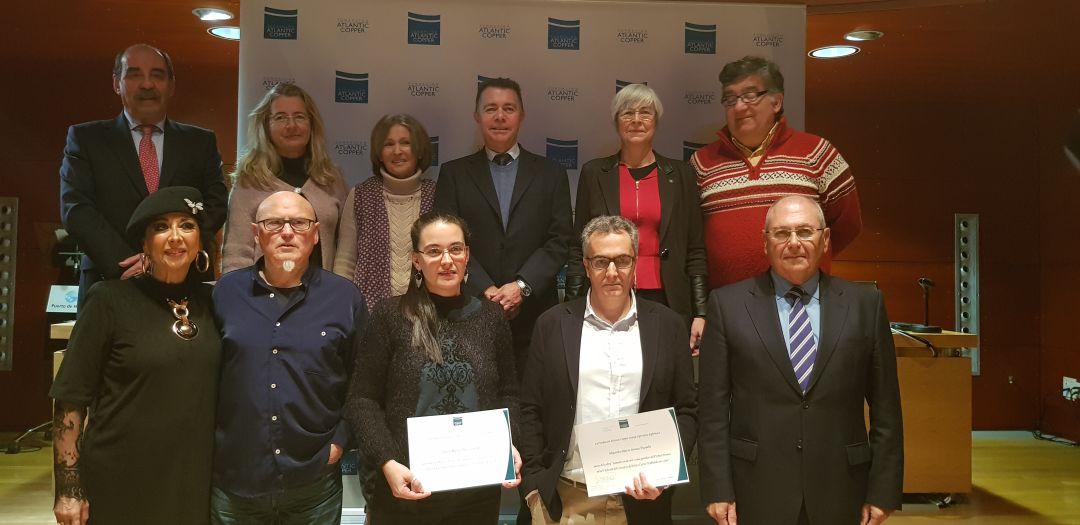 Foto de familia de los premiados del certamen 'Hablando en cobre' de la Fundación Atlantic Copper. Foto de familia de los premiados del certamen 'Hablando en cobre' de la Fundación Atlantic Copper.