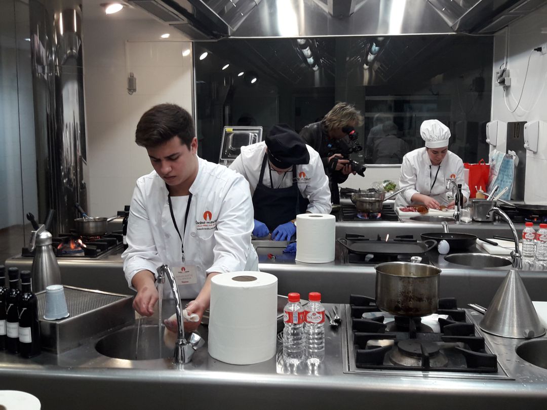 Tres de los cuatro finalistas apuran su cocinado durante la final Tres de los cuatro finalistas apuran su cocinado durante la final