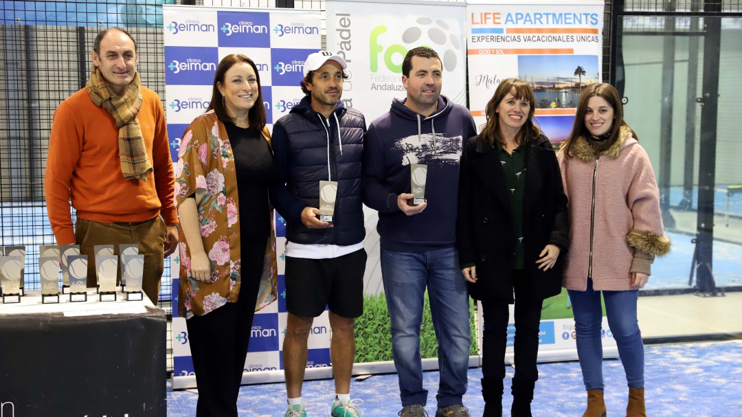 Las parejas formadas por Ramírez-Lizarza y Barrera-Bocanegra, ganadoras del I Circuito Andaluz de Veteranos de Pádel 'Clínica Beiman'
