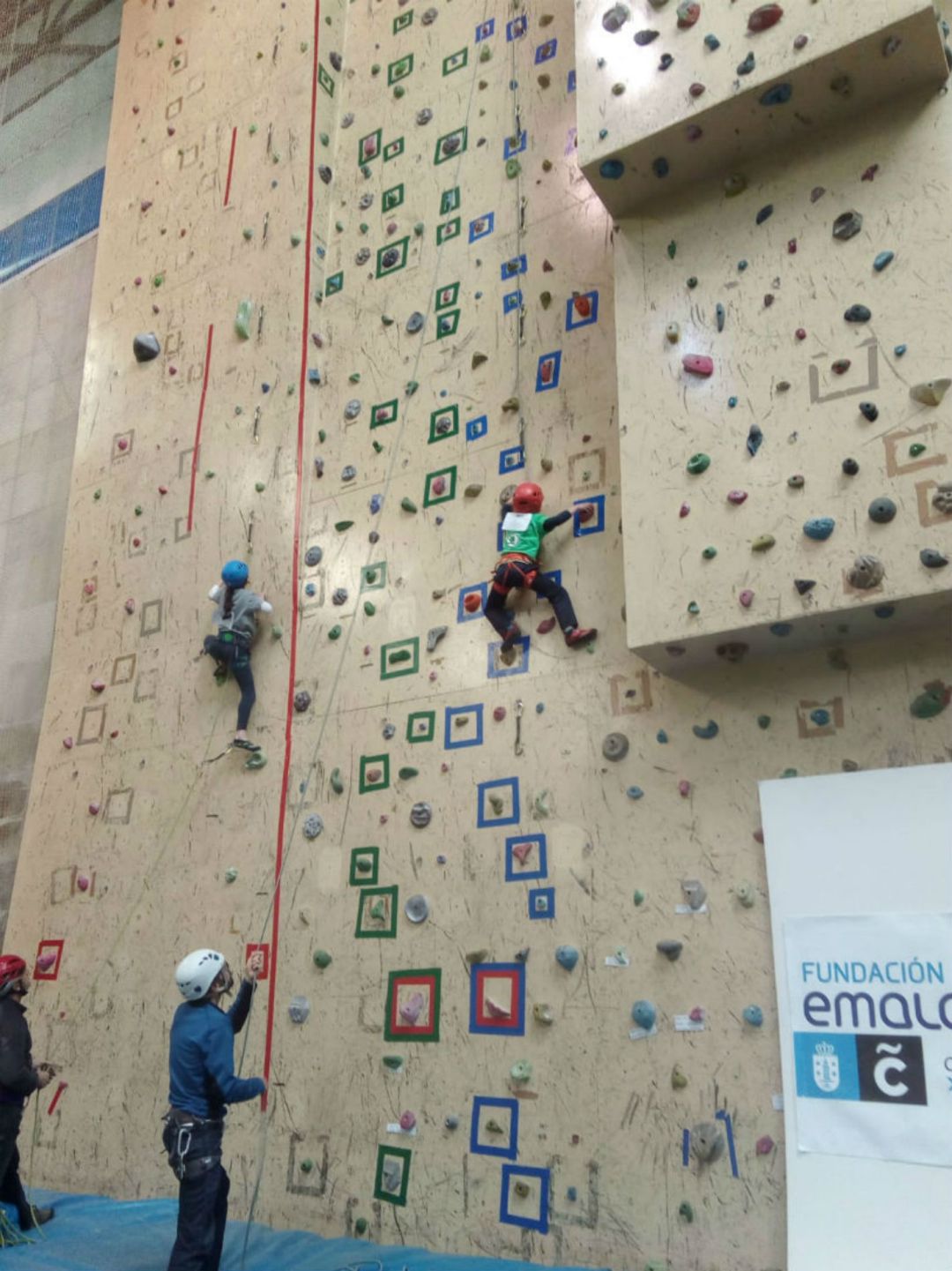 ASESOU y la escuela ourensana no cesan en mostrar la escalada como una opción más en la oferta deportiva de la ciudad. ASESOU y la escuela ourensana no cesan en mostrar la escalada como una opción más en la oferta deportiva de la ciudad.