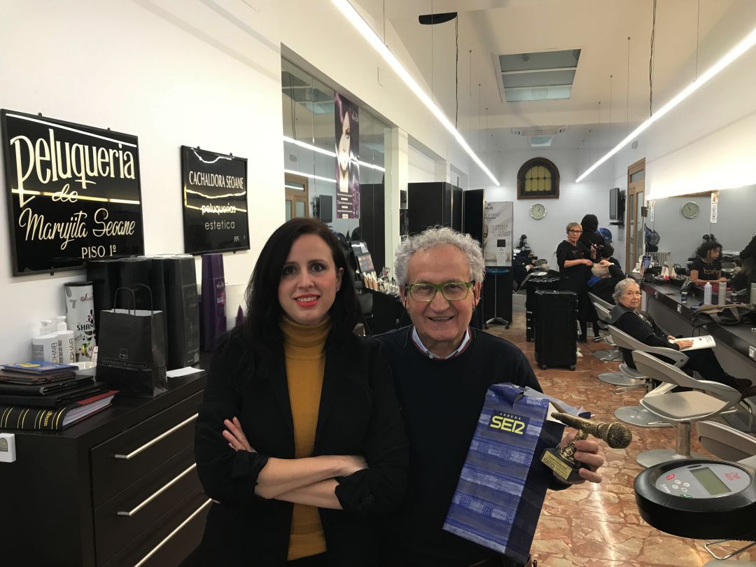 Jorge Cachaldora Seoane con la locutora Cristina Carballo recibe nuestro "premio" por formar parte de Radio Ourense Jorge Cachaldora Seoane con la locutora Cristina Carballo recibe nuestro "premio" por formar parte de Radio Ourense
