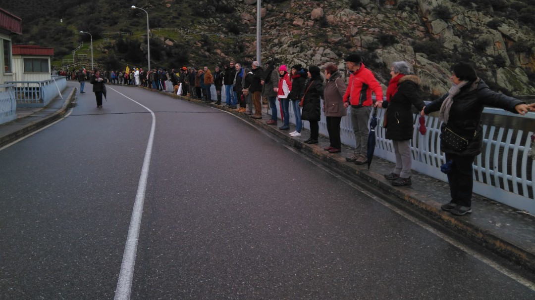 200 personas forman una cadena humana contra la mina de uranio de Berkeley
