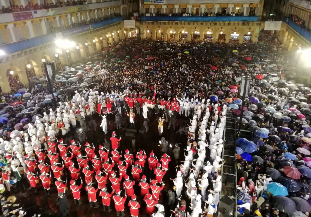 San Sebastián se despide de la fiesta bajo la lluvia