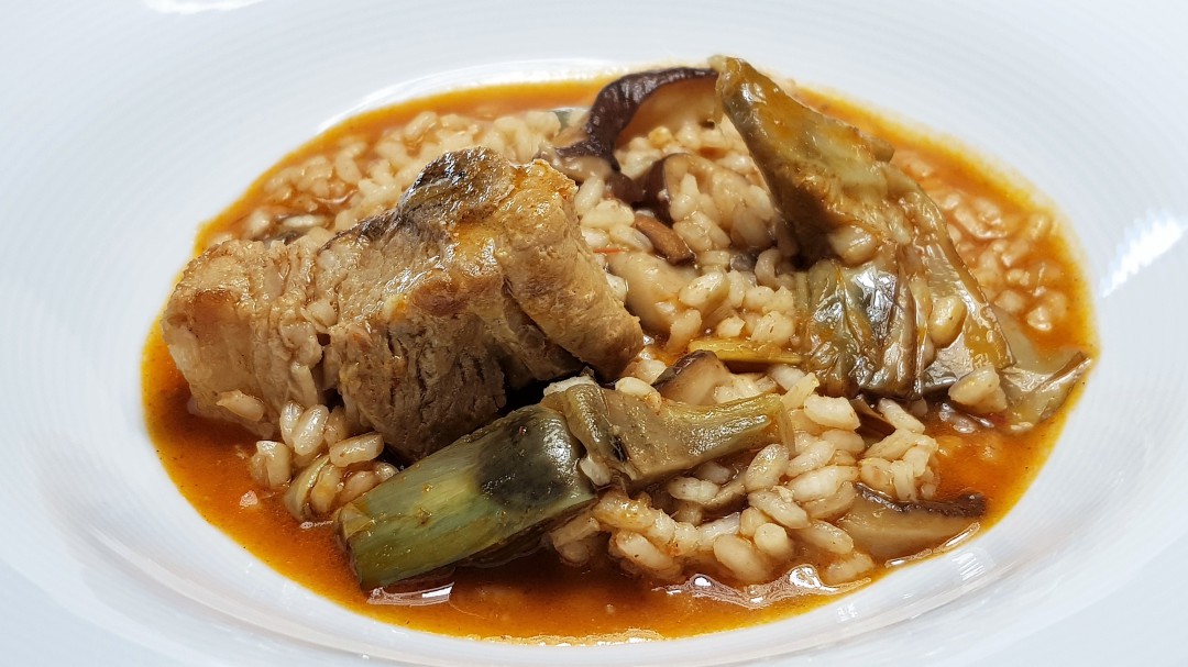 Arròs melós amb costelles, carxofes i shitake