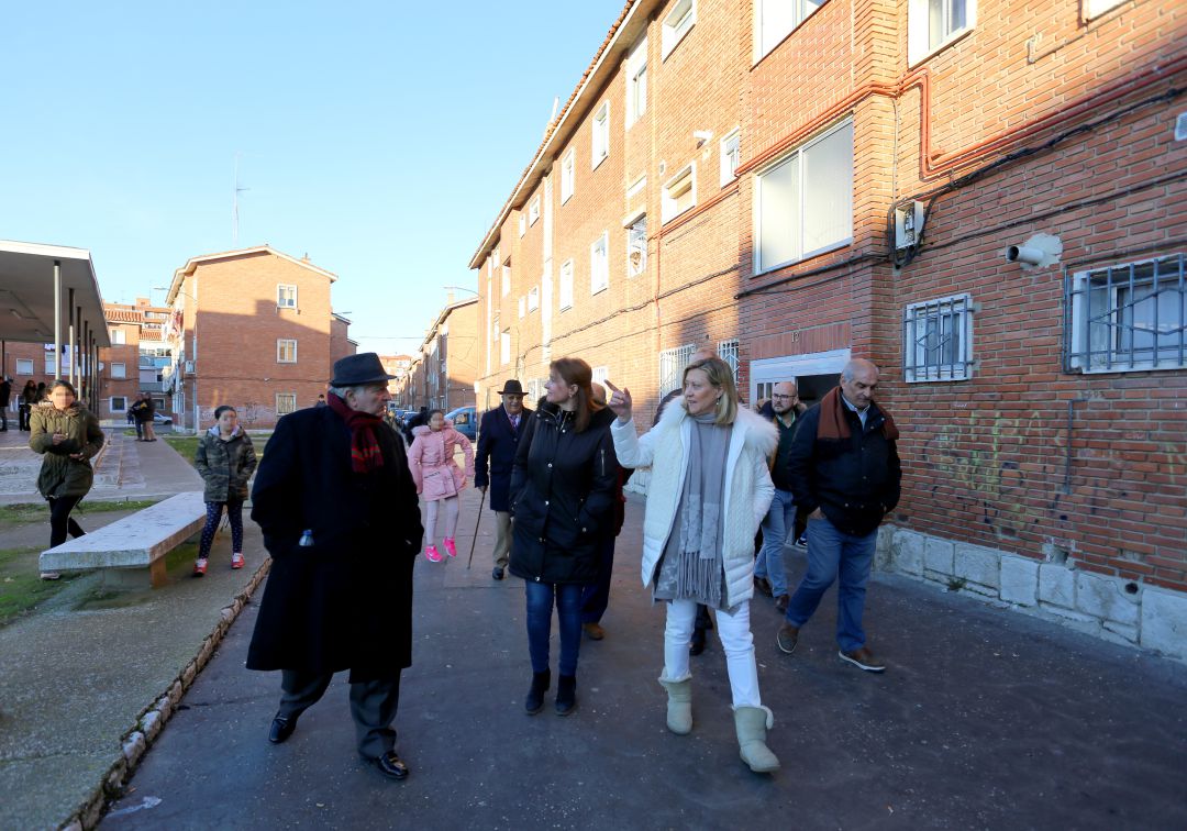 Pilar del Olmo promete un plan de integración y los gitanos afirman que la convivencia en Las Viudas "es buena"