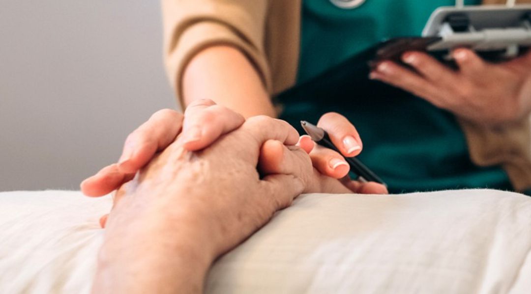 Una úlcera por presión es una lesión en la piel producida por una presión mantenida en una zona del cuerpo. Una úlcera por presión es una lesión en la piel producida por una presión mantenida en una zona del cuerpo.