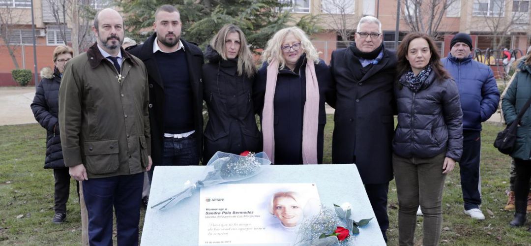 La familia de Sandra Palo, el vicepresidente regional y la alcaldesa de Getafe,entre otros, asistieron a la inauguración de la placa en meoria de la joven. La familia de Sandra Palo, el vicepresidente regional y la alcaldesa de Getafe,entre otros, asistieron a la inauguración de la placa en meoria de la joven.
