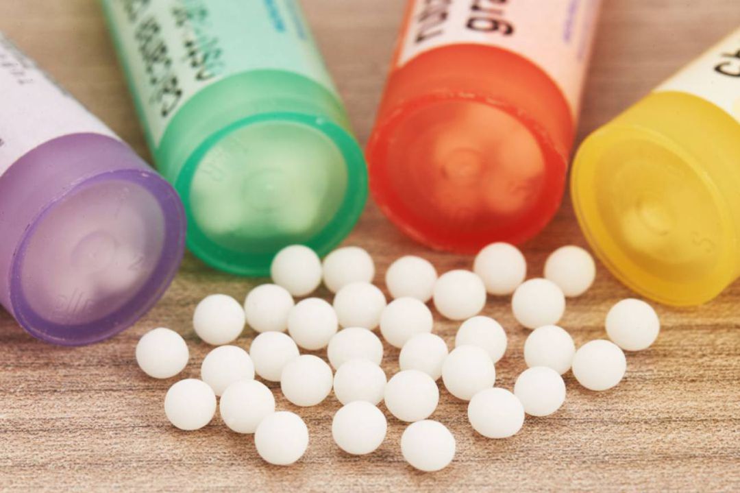 Típicas bolitas de azúcar de la homeopatía. Típicas bolitas de azúcar de la homeopatía.