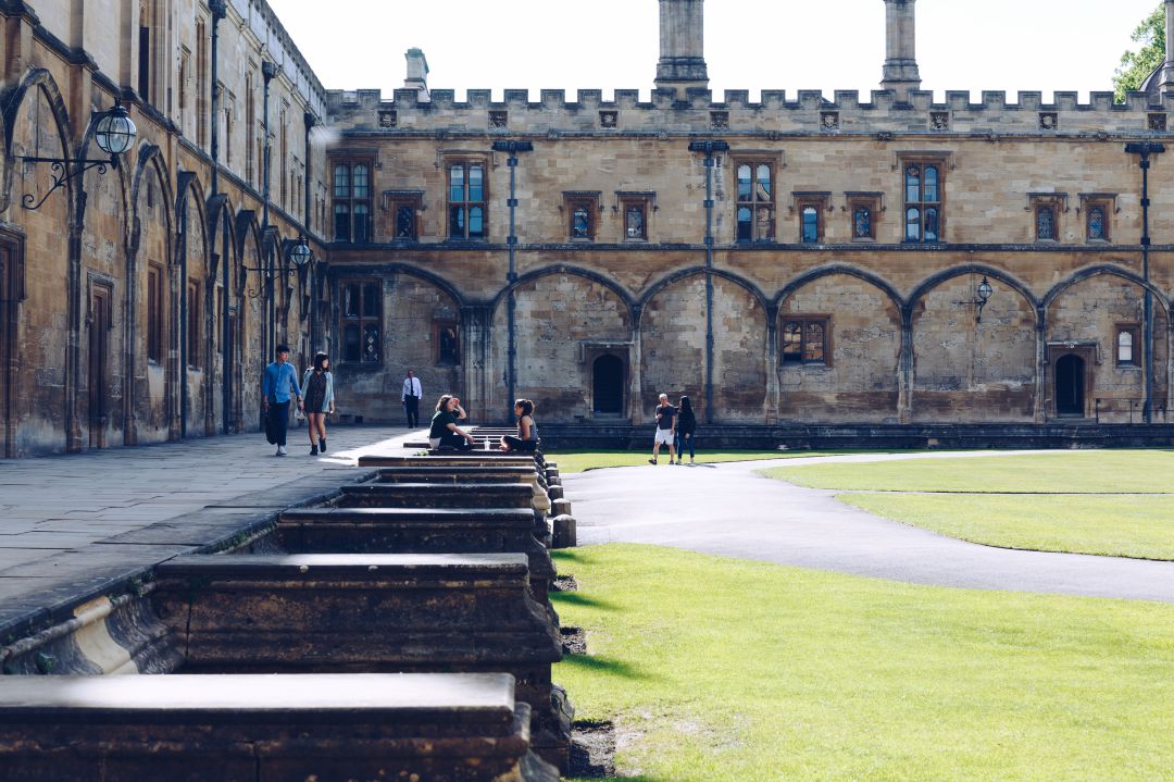 Patio e la Universidad de Oxford. Patio e la Universidad de Oxford.