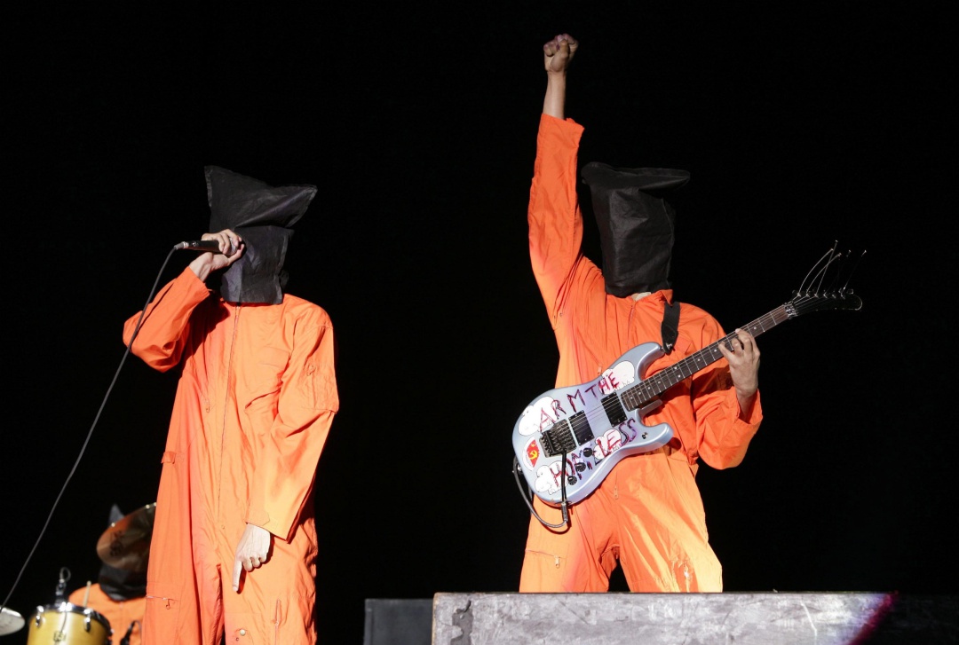 Los músicos de Rage Against the Machine ataviados como presos de Guantánamo durante su actuación en el Reading Festival Los músicos de Rage Against the Machine ataviados como presos de Guantánamo durante su actuación en el Reading Festival