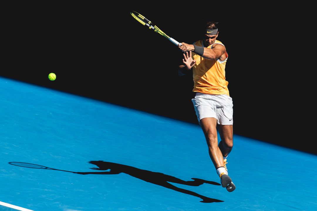 Nadal devuelve una bola durante un partido del Open de Australia Nadal devuelve una bola durante un partido del Open de Australia