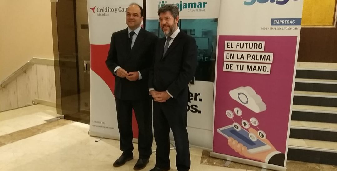 Los economistas José Carlos Díez (i) y Alberto Nadal (d), a la entrada del foro de Diálogos para el Desarrollo, sobre "los nuevos sectores estratégicos en Alicante". Los economistas José Carlos Díez (i) y Alberto Nadal (d), a la entrada del foro de Diálogos para el Desarrollo, sobre "los nuevos sectores estratégicos en Alicante".