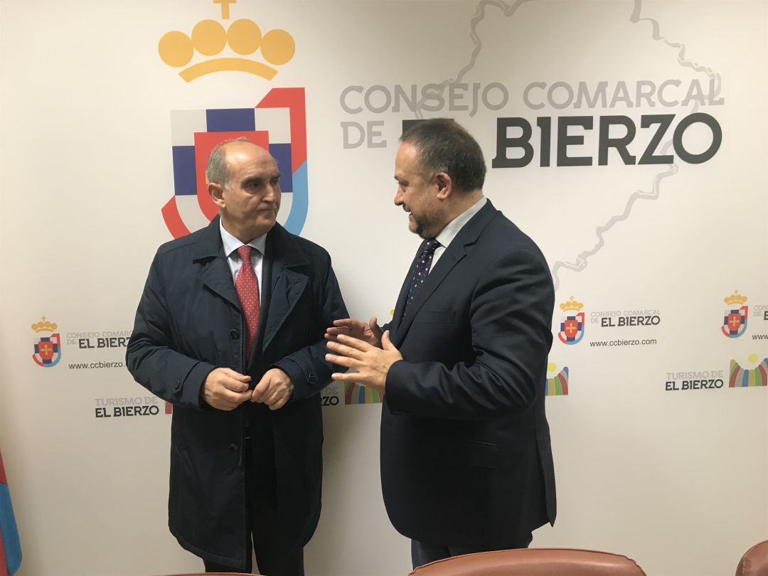 El Procurador del Común, Tomás Quintana, y el presidente del Consejo Comarcal, Gerardo Álvarez Courel El Procurador del Común, Tomás Quintana, y el presidente del Consejo Comarcal, Gerardo Álvarez Courel