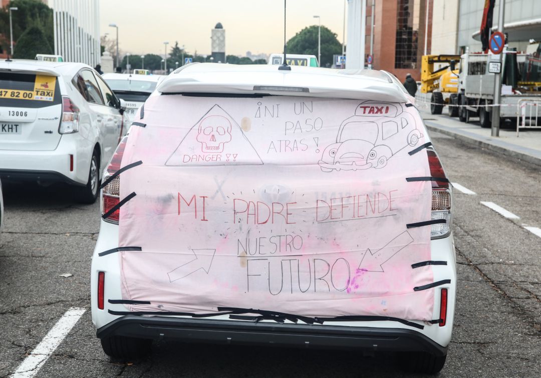 "Uber y Cabify no saben respetar la normativa"